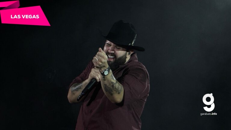 Carín León durante su presentación en el Palenque de Tijuana