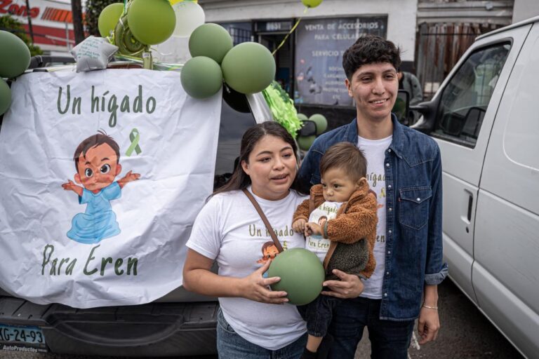 Caravana acompaña al pequeño Eren rumbo al aeropuerto de Tijuana para su trasplante de hígado en Guadalajara