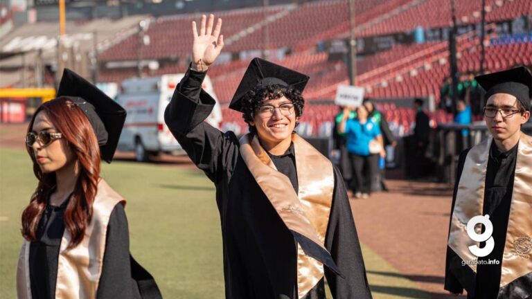 Más de 380 jóvenes egresan del CETis 156 y apuestan por su futuro